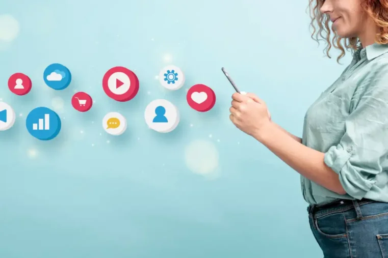 Vrouw met smartphone, sociale media iconen op achtergrond