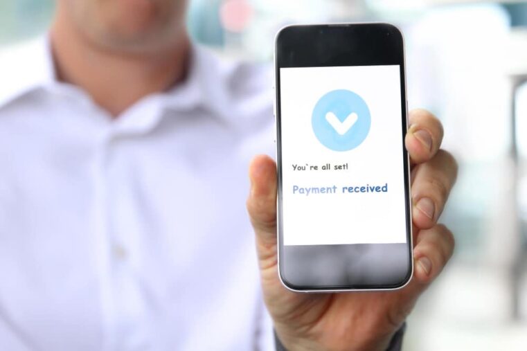 Smartphone toont betaling bevestigd bericht