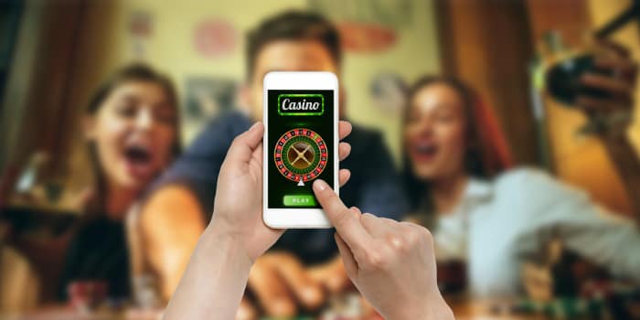 Casino roulette op mobiele telefoon met vrienden.