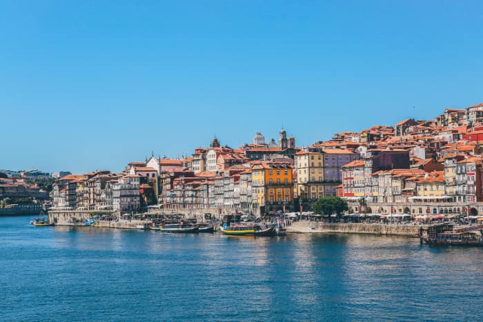 Porto met kleurrijke gebouwen aan het water
