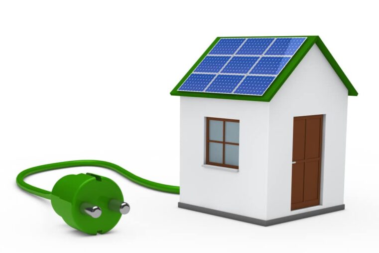 Huis met zonnepanelen en groene stekker