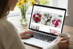 Vrouw bekijkt bloemenwinkel website op laptop.