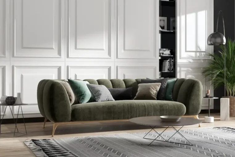 Moderne woonkamer met groen fluwelen bank en decoratie.