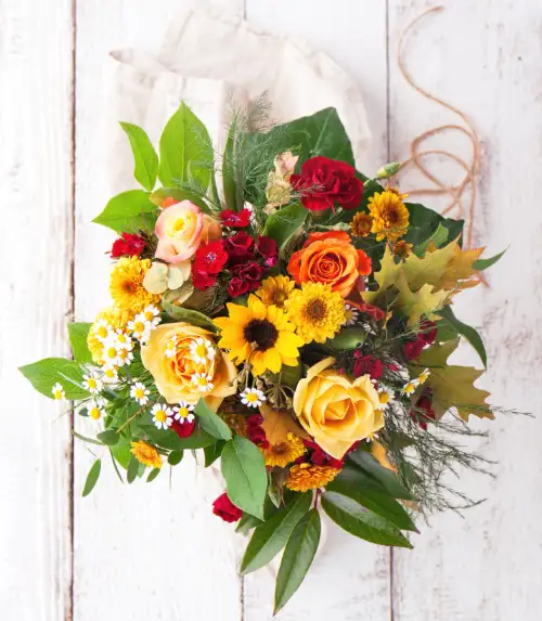 Herfstboeket met gele en rode bloemen