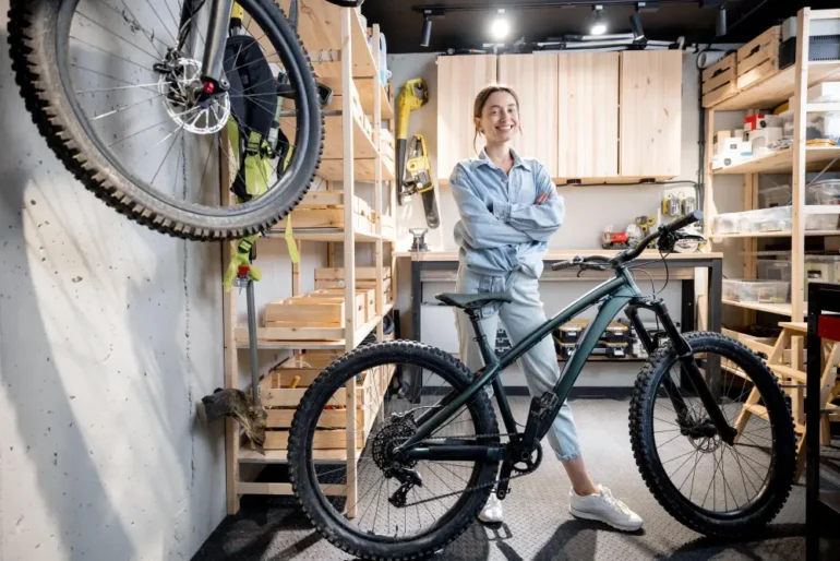 Vrouw met mountainbike in garage