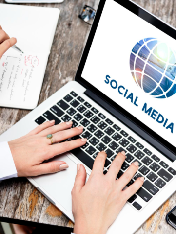 Persoon werkt op laptop met sociale media analyse.