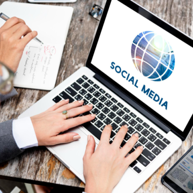 Persoon werkt op laptop met sociale media analyse.