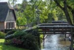 Idyllisch dorpsaanzicht met brug en groen in Giethoorn.