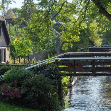 Idyllisch dorpsaanzicht met brug en groen in Giethoorn.