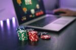 Online gokken met pokerchips en laptop