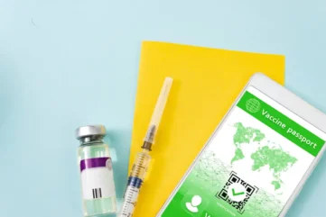Vaccinatiespuit, fles en digitaal vaccinatiepaspoort