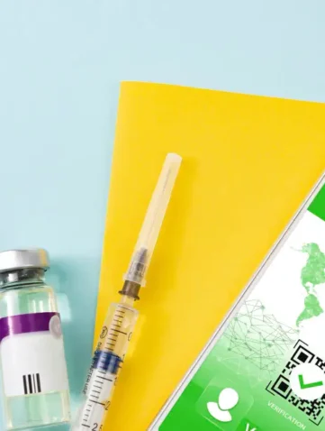 Vaccinatiespuit, fles en digitaal vaccinatiepaspoort