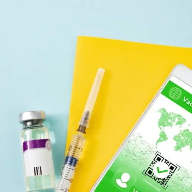 Vaccinatiespuit, fles en digitaal vaccinatiepaspoort