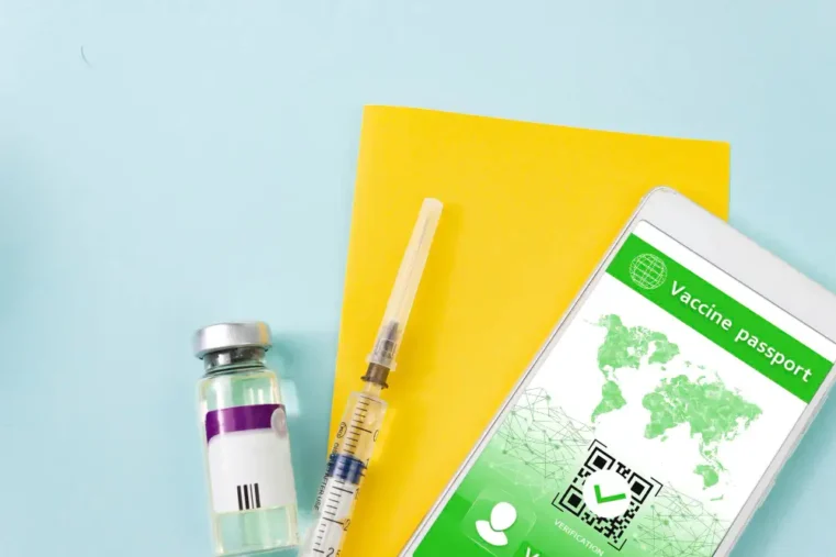 Vaccinatiespuit, fles en digitaal vaccinatiepaspoort