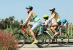 Gezin fietst samen in de natuur, zonnige dag.