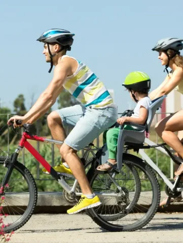 Gezin fietst samen in de natuur, zonnige dag.