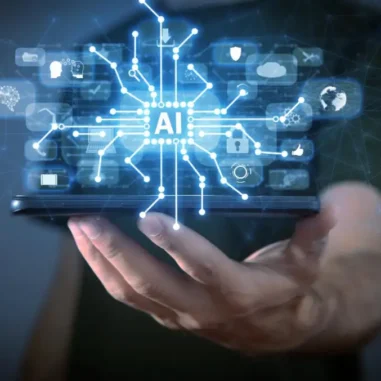 Hand houdt tablet met AI symbolen vast