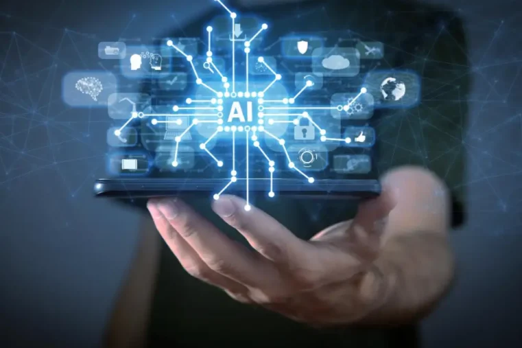 Hand houdt tablet met AI symbolen vast