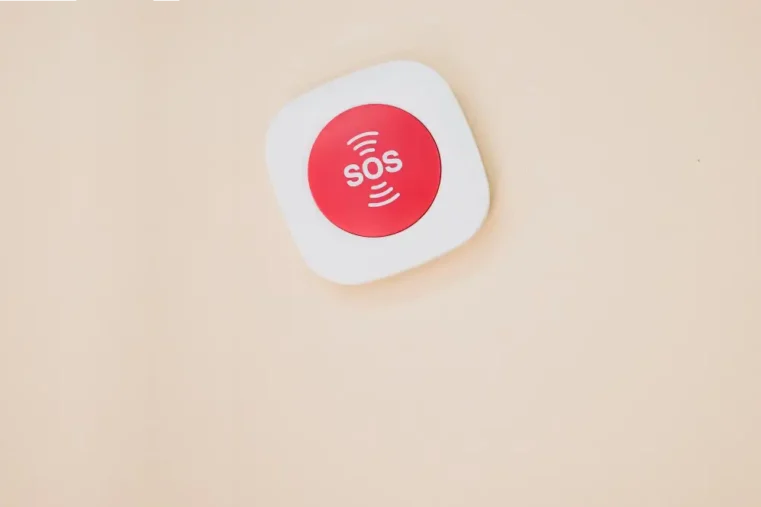 Rode SOS-knop op een beige achtergrond