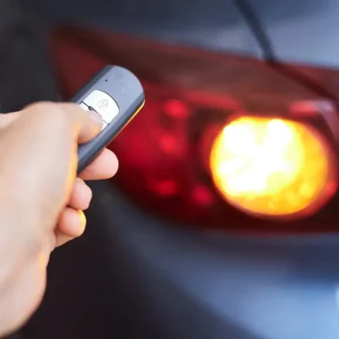 Afstandsbediening vergrendelt auto met knipperlicht.