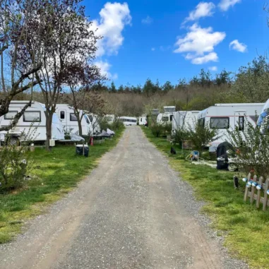 Camping met caravans en blauwe lucht