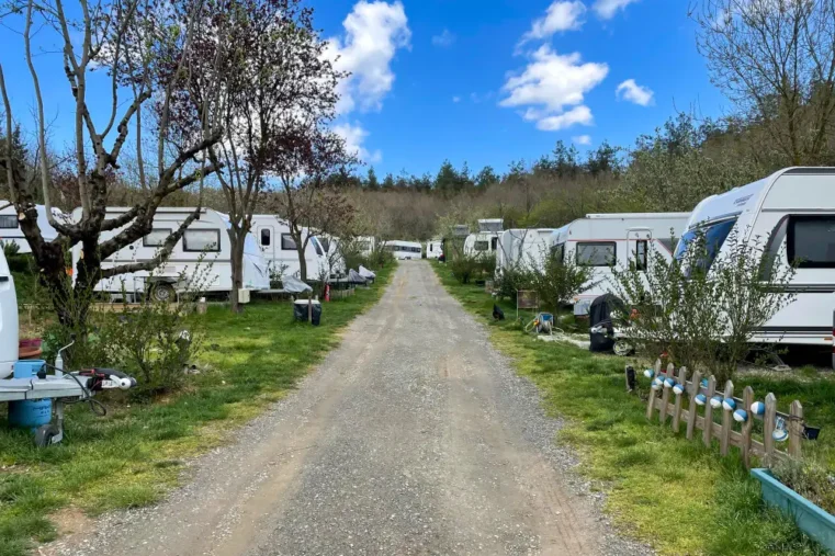 Camping met caravans en blauwe lucht