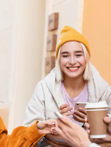 Drie buren met koffie en smartphones op straat