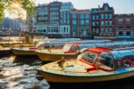 boten in de grachten van Amsterdam