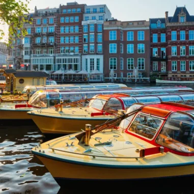 boten in de grachten van Amsterdam