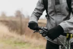 man met handschoenen en fiets