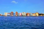 zee met willemstad, curacao aan de horizon