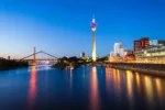 Avondzicht op de Rijn met Rheinturm in Düsseldorf