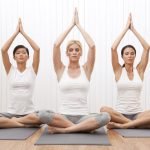 drie vrouwen beoefenen yoga