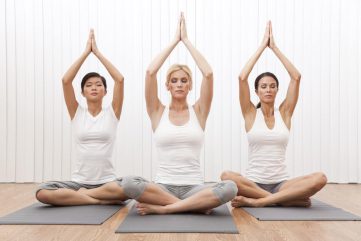 drie vrouwen beoefenen yoga