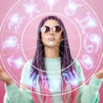 Vrouw met zonnebril en symbolen van de dierenriem