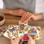 vrouw trekt tarot kaart