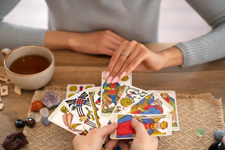 vrouw trekt tarot kaart