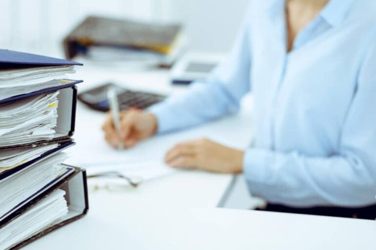 vrouw doet administratie