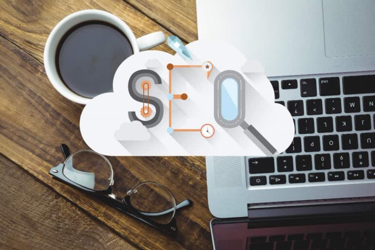 Laptop, koffie en leesbril en bordje SEO