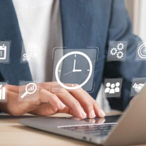 man houdt urenregistratie bij op laptop