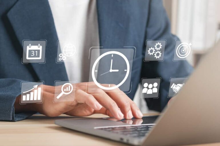 man houdt urenregistratie bij op laptop