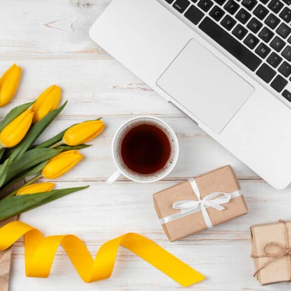cadeautjes bij laptop en gele tulpen