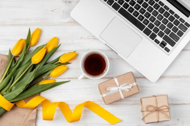 cadeautjes bij laptop en gele tulpen