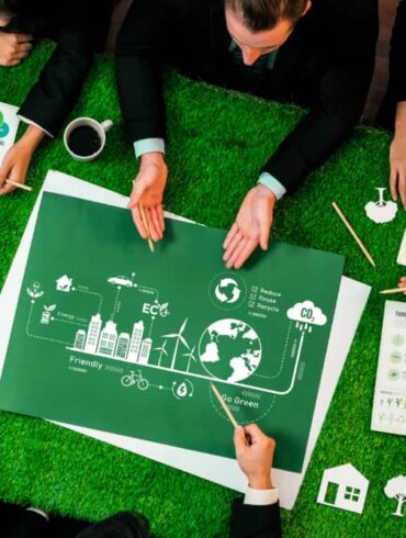 zakenmensen overleggen over duurzaam ondernemen