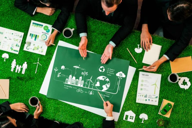 zakenmensen overleggen over duurzaam ondernemen