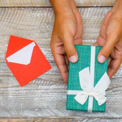 cadeautjes en envelop met kaart