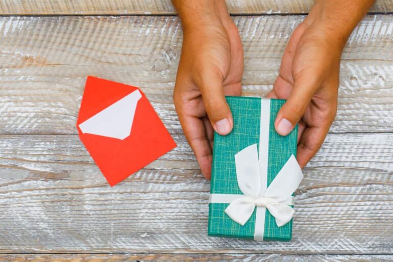 cadeautjes en envelop met kaart