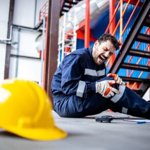 man blesseert knie bij bedrijfsongeval