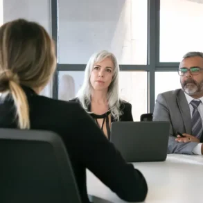 vrouw bij sollicitatiegesprek