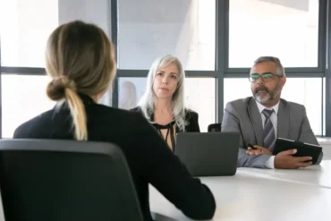 vrouw bij sollicitatiegesprek